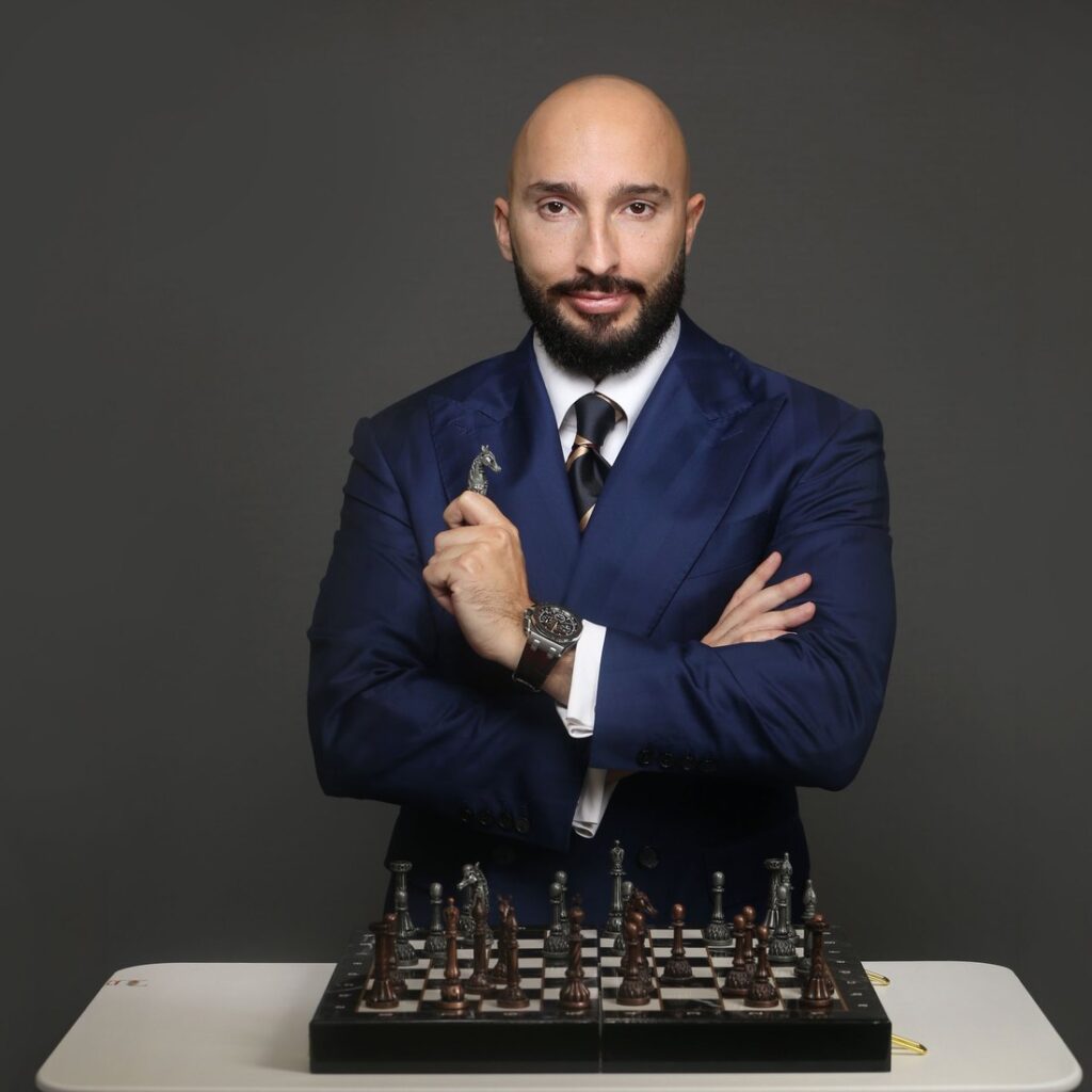 Daniele Pescara a braccia conserte dietro una scacchiera